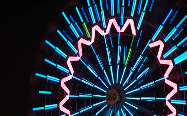 Coloré Ferris roue gros plan à la nuit d'été — Photo