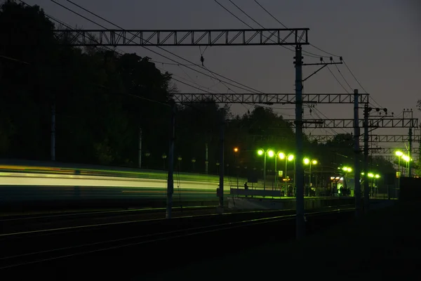 Plataforma del tren por la noche — Foto de Stock