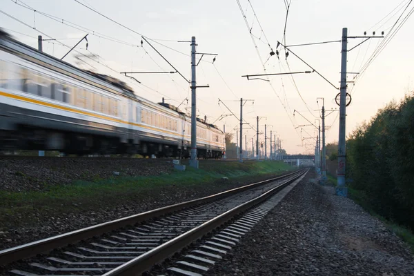 Trenler pistlerde hareketi — Stok fotoğraf