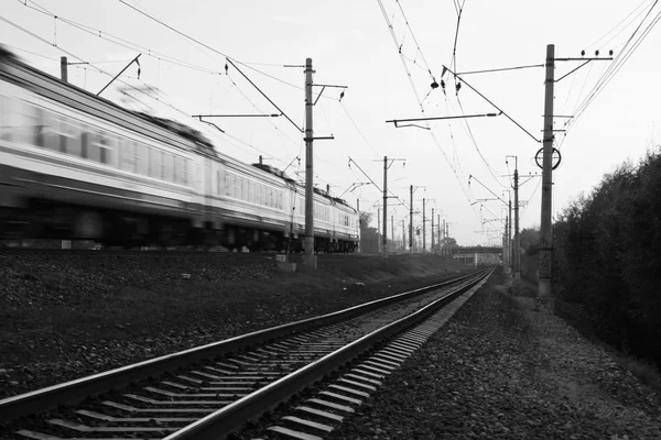 Verkeer van treinen zwart-wit — Stockfoto