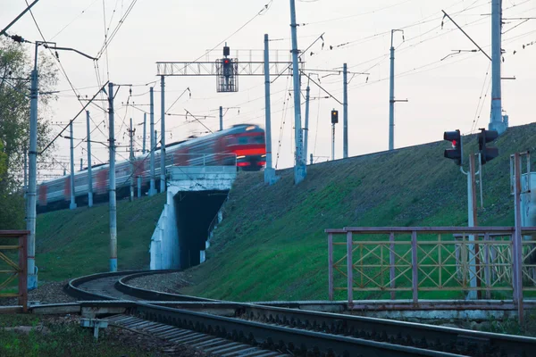 Přechod přes železnice sleduje v městě — Stock fotografie