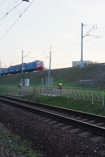 Spoor en trein rijden — Stockfoto