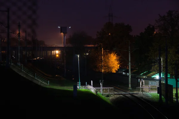 Vista da travessia ferroviária à noite — Fotografia de Stock