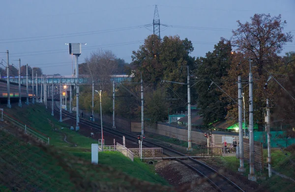 A vasúti átjáró városban esténként megtekintése — Stock Fotó