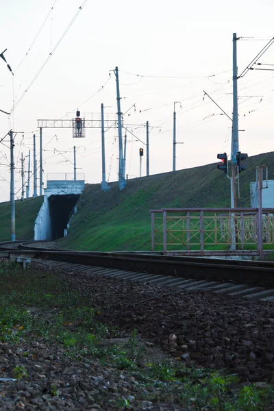 Železniční přejezd a tunel — Stock fotografie