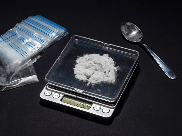 Um monte de drogas na balança de pesagem Fotos De Bancos De Imagens