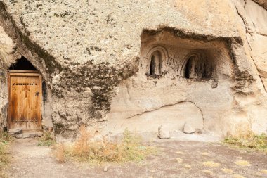 Vardzia mağaralarının yakın görüntüsü. Vardzia, Gürcistan 'ın güneyinde, Kura Nehri' nin sol kıyısında Erusheti Dağı 'nın yamaçlarından kazılan bir mağara manastırı..