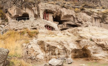 Vardzia mağaralarının yakın görüntüsü. Vardzia, Gürcistan 'ın güneyinde, Kura Nehri' nin sol kıyısında Erusheti Dağı 'nın yamaçlarından kazılan bir mağara manastırı..