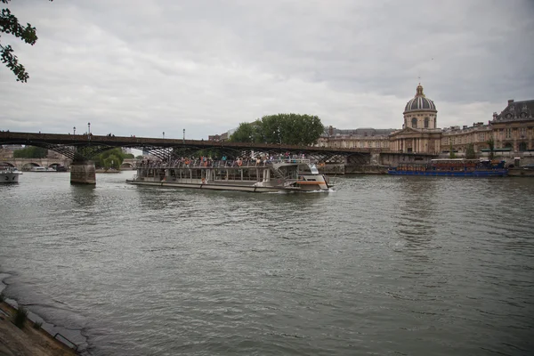 Člun na řece Seině, Paříž — Stock fotografie