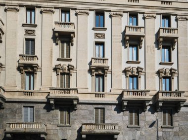 Klasik Avrupa mimarisi ve tarihi yapılar İtalya 'nın Milano şehir merkezindeki caddelerde