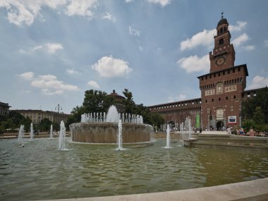 Castello Sforzesco. Tarihi şato Castello Sforzesco ve çeşme Milano, İtalya
