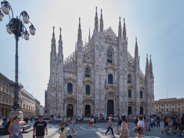Güneşli bir günde Milano 'daki Meydan Piazza Duomo' da bilinmeyen insanlar.