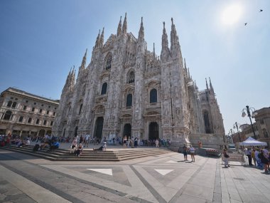 Güneşli bir günde Milano 'daki Meydan Piazza Duomo' da bilinmeyen insanlar.