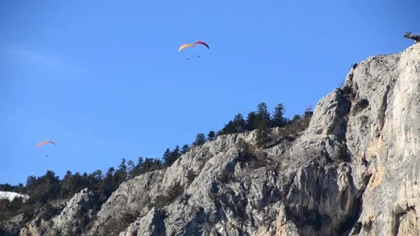 Τρία αλεξίπτωτα βραχώδη τοίχο — Αρχείο Βίντεο