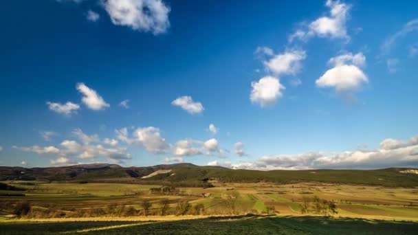 Nuvens e montanhas verdes timelapse — Vídeo de Stock