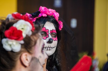 rouged kadın görünümü