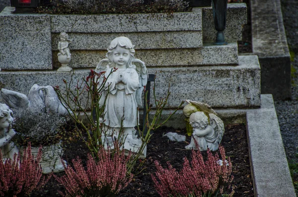 Фигуры на кладбище — стоковое фото