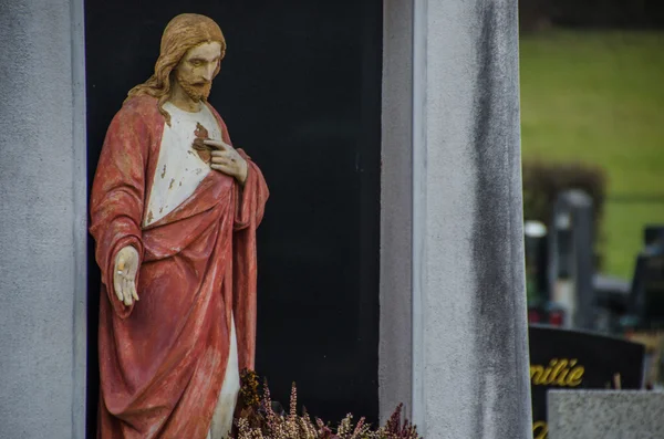 Standbeeld op een kerkhof — Stockfoto