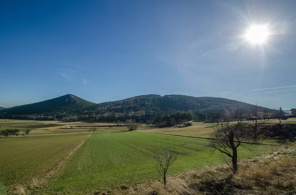 Široká krajina s horami a slunce — Stock fotografie