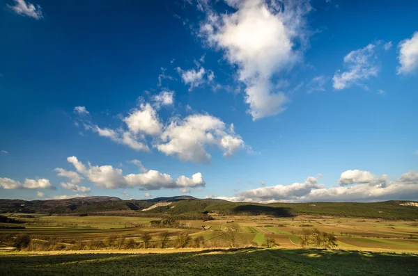 Groene bergen en witte wolken — Stockfoto