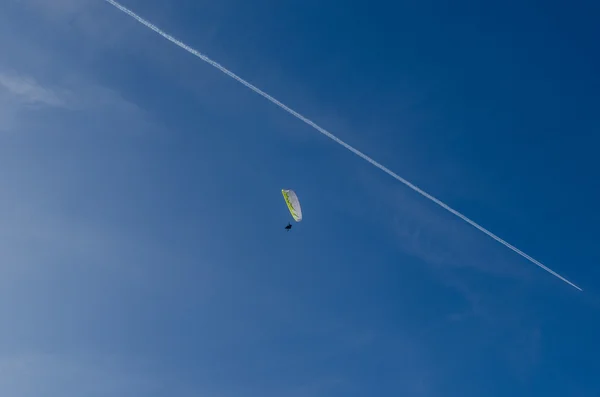 Paralotnie z samolotem — Zdjęcie stockowe
