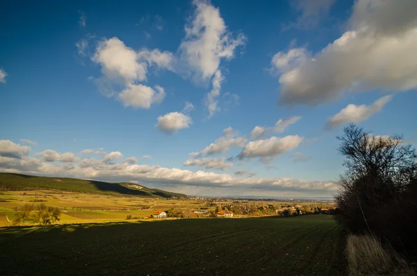 Paisaje con nubes en el cielo — Foto de Stock