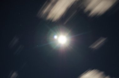 parlak ay ve bulutlar