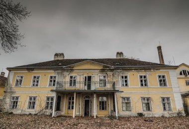 Terk Edilmiş Eski Ev