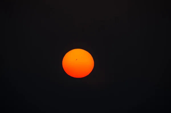 オレンジの大きな太陽 — ストック写真