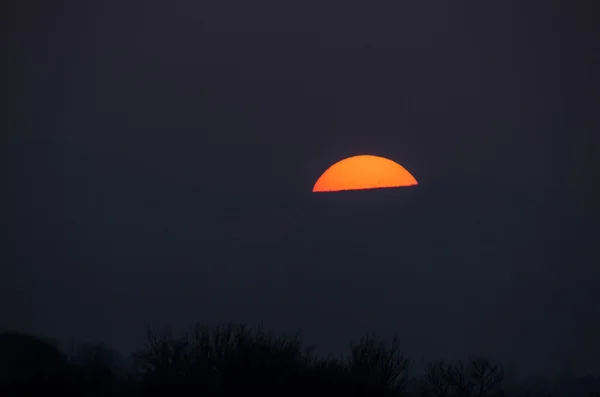 Coucher de soleil avec montagne — Photo