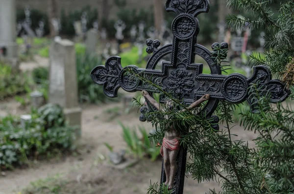 Altes Eisenkreuz auf dem Friedhof — Stockfoto