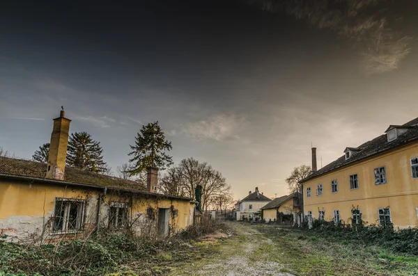 Εγκαταλελειμμένο παλιό χωριό μέσα στην φύση — Φωτογραφία Αρχείου