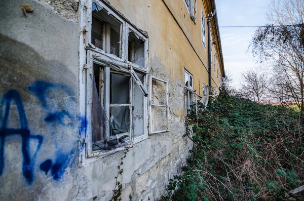 Baufälliges altes Haus — Stockfoto