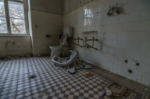 Salle de bain abandonnée détruite — Photo