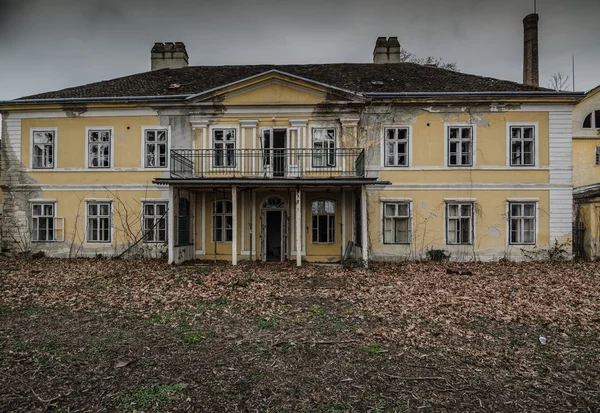 Casa arruinada uma fábrica de vestuário — Fotografia de Stock