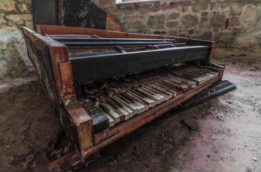 eski evde piyano