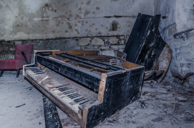 Piyano arkasında sol