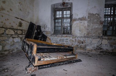 eski piyano içinde harap bina