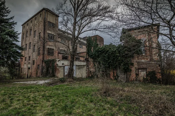 Construção de fábrica abandonada — Fotografia de Stock