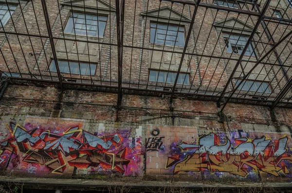 Fabrik mit Graffiti — Stockfoto