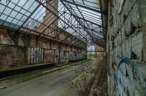 Antigua fábrica con techo — Foto de Stock