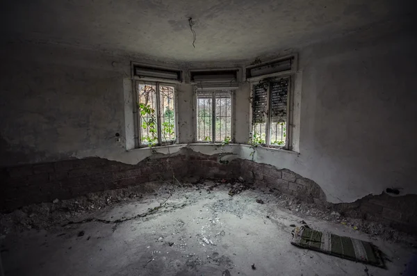 Oude kamer met drie vensters — Stockfoto