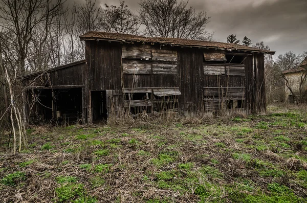 Stará dřevěná stodola na hřišti — Stock fotografie