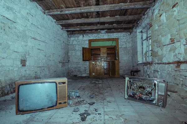 Habitación de piedra y televisión antigua — Foto de Stock