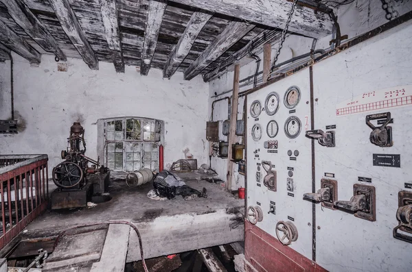 Pompes dans l'usine abandonnée — Photo