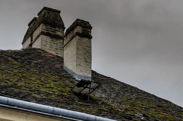 Altes dach mit schornsteine — Fotografia de Stock