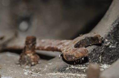 çatal anahtarı ve vida