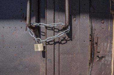 zincir ve asma kilit kapısı