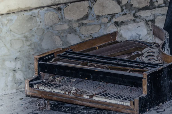 Old broken piano — Stock Photo, Image