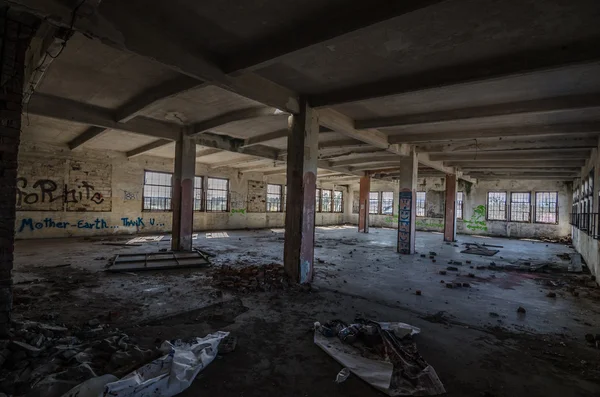 Tom övergiven fabrik hall — Stockfoto